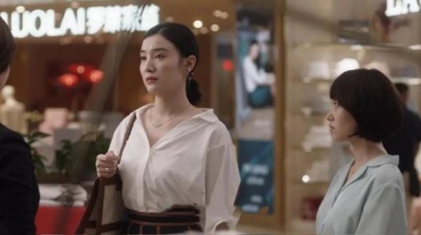 启远网  王铁梅背的千元国产女包，火得我看不懂