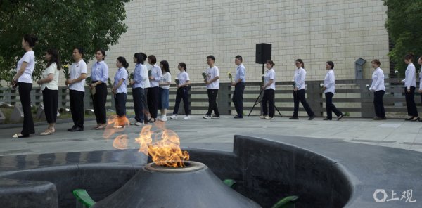 武汉世牛 城事 | 铭记历史，珍视和平，市民自发献花致敬无名英雄