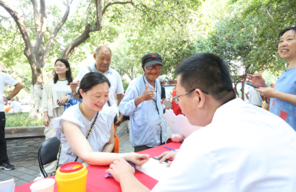 鑫策略 一老一小常牵挂 公益集市聚温情