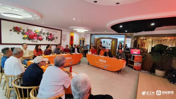 鸿满仓 墨香满溢：“欢聚银发港，诗书画金秋”活动在重庆银发港开展