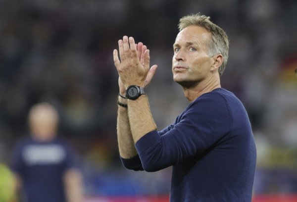 创界 药厂主帅: 面对本菲卡将有场硬仗, 这个3分对两队都很重要